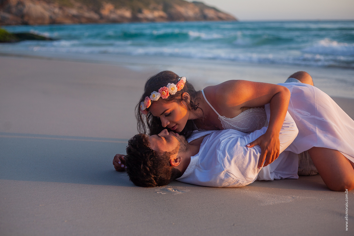 Ensaio Fotográfico de Casal na Praia Brava em Arraial do Cabo - RJ