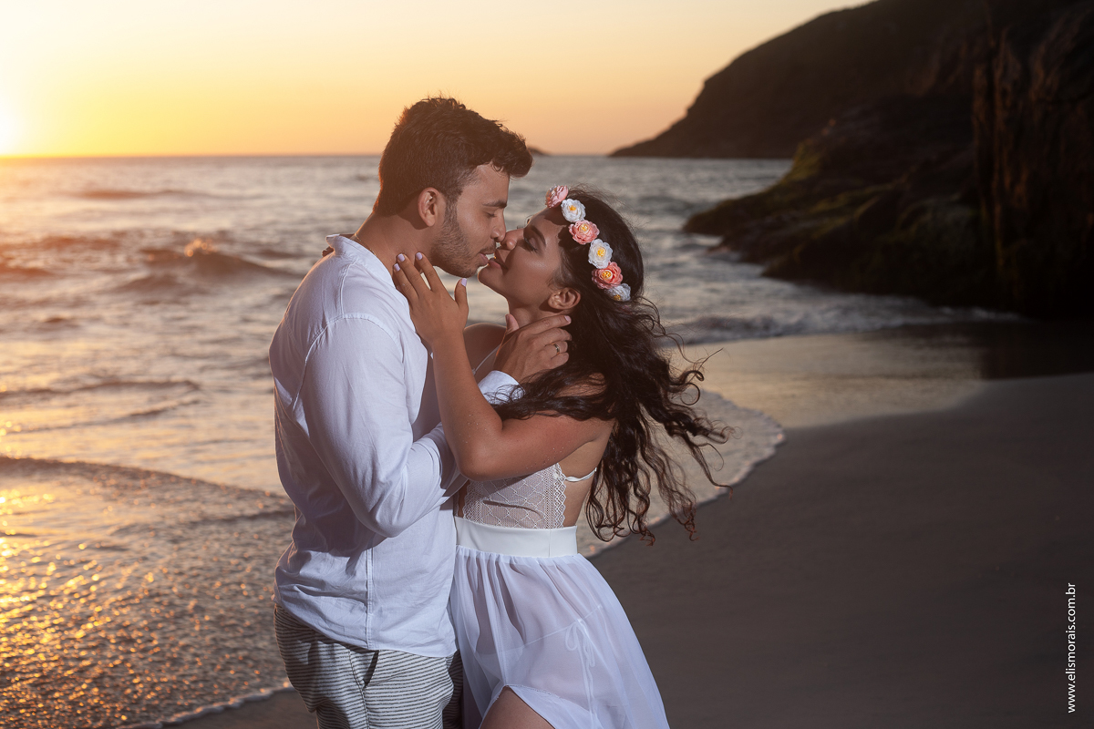 Ensaio Fotográfico de Casal na Praia Brava em Arraial do Cabo - RJ