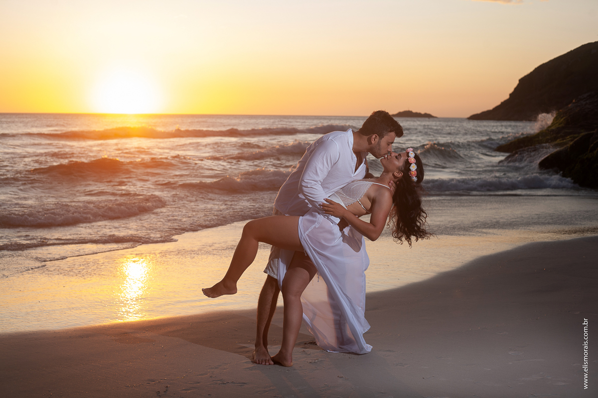 Ensaio Fotográfico de Casal na Praia Brava em Arraial do Cabo - RJ
