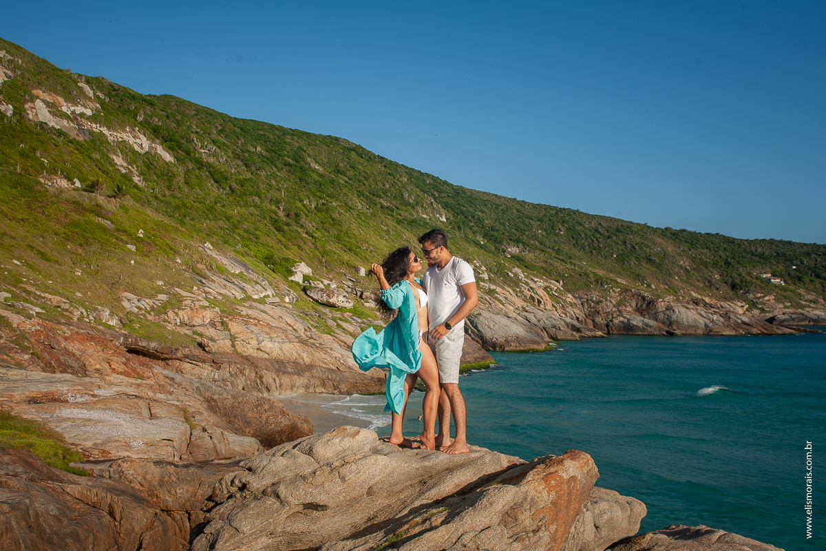 Ensaio Fotográfico de Casal na Praia Brava em Arraial do Cabo - RJ