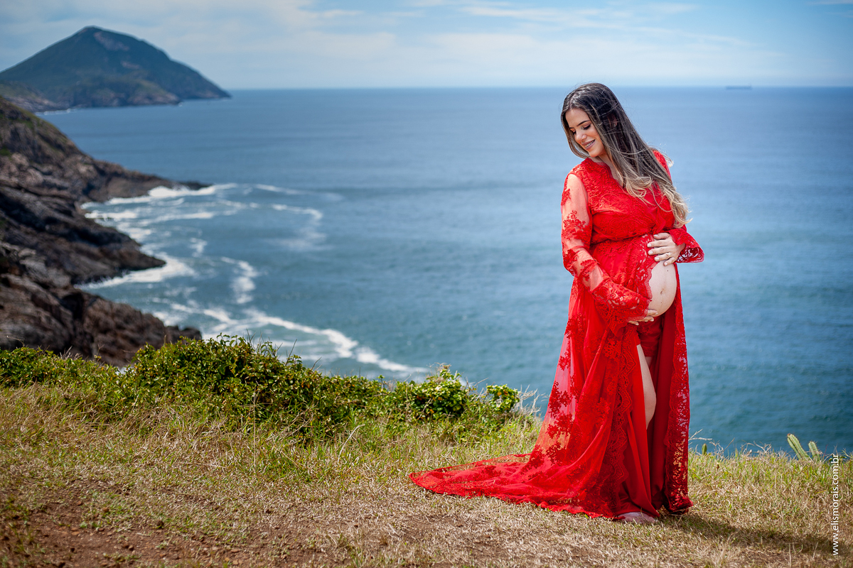 ensaio fotográfico gestante no mirante da Praia Grande em Arraial do Cabo - RJ