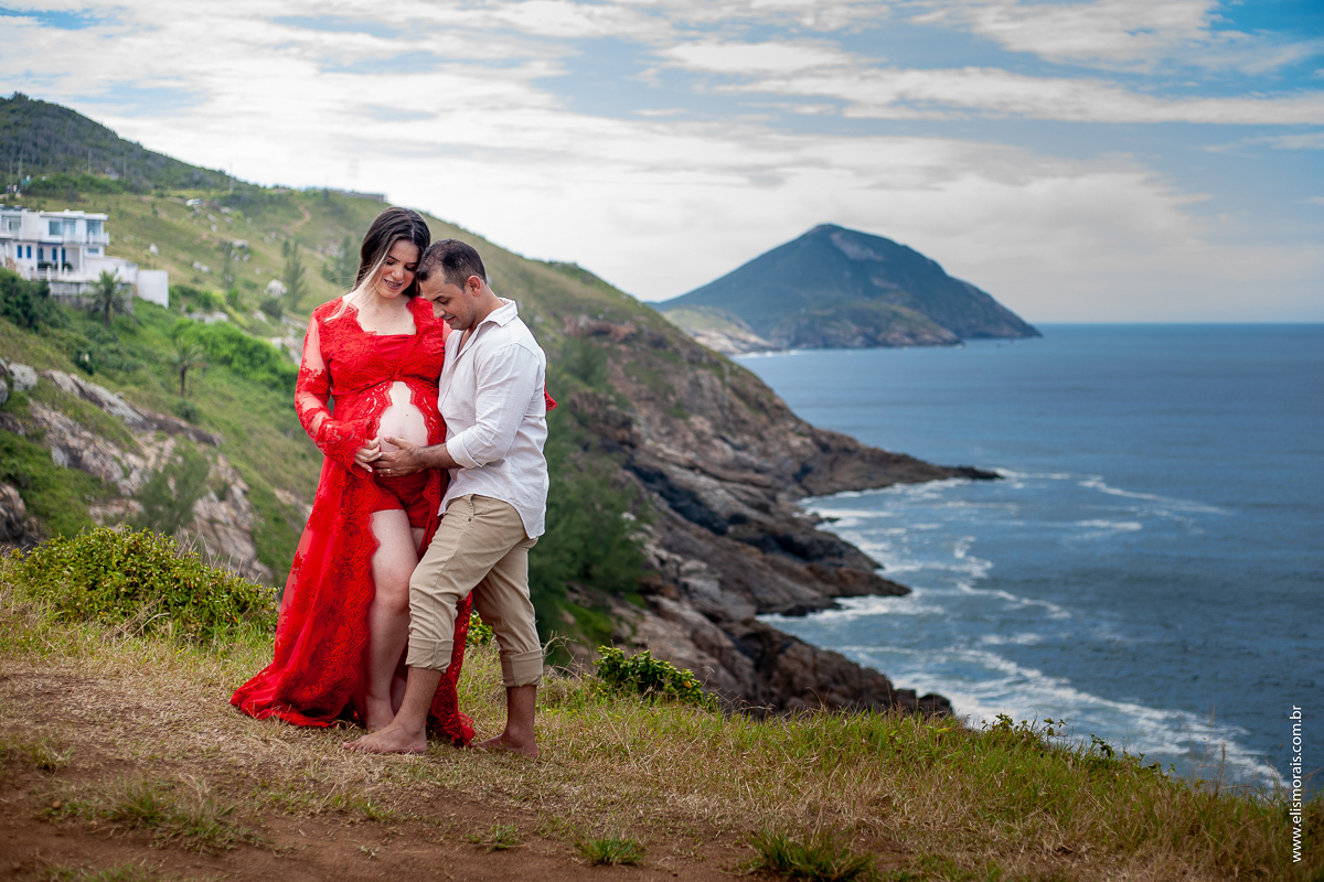 ensaio fotográfico gestante no mirante da Praia Grande em Arraial do Cabo - RJ