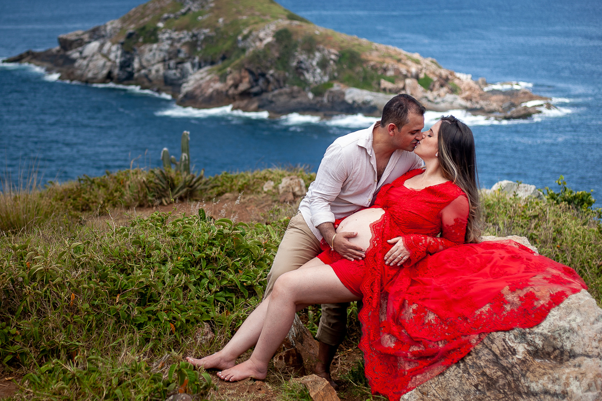 ensaio fotográfico gestante no mirante da Praia Grande em Arraial do Cabo - RJ