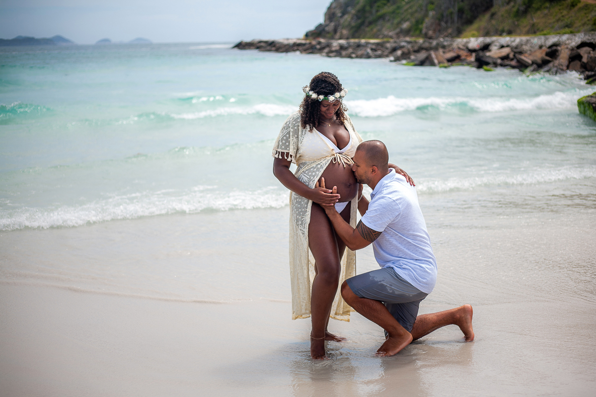 ensaio fotográfico gestante na Praia do Pontal em Arraial do Cabo - RJ