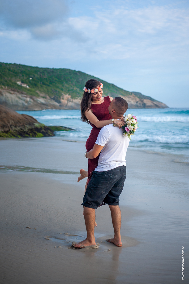 ensaio fotográfico de casal pré wedding na Praia Brava em Arraial do Cabo - RJ