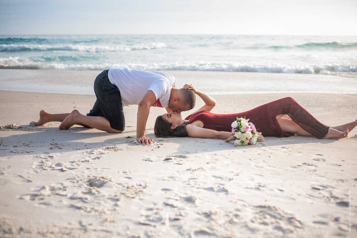 ensaio fotográfico de casal pré wedding na Praia Brava em Arraial do Cabo - RJ