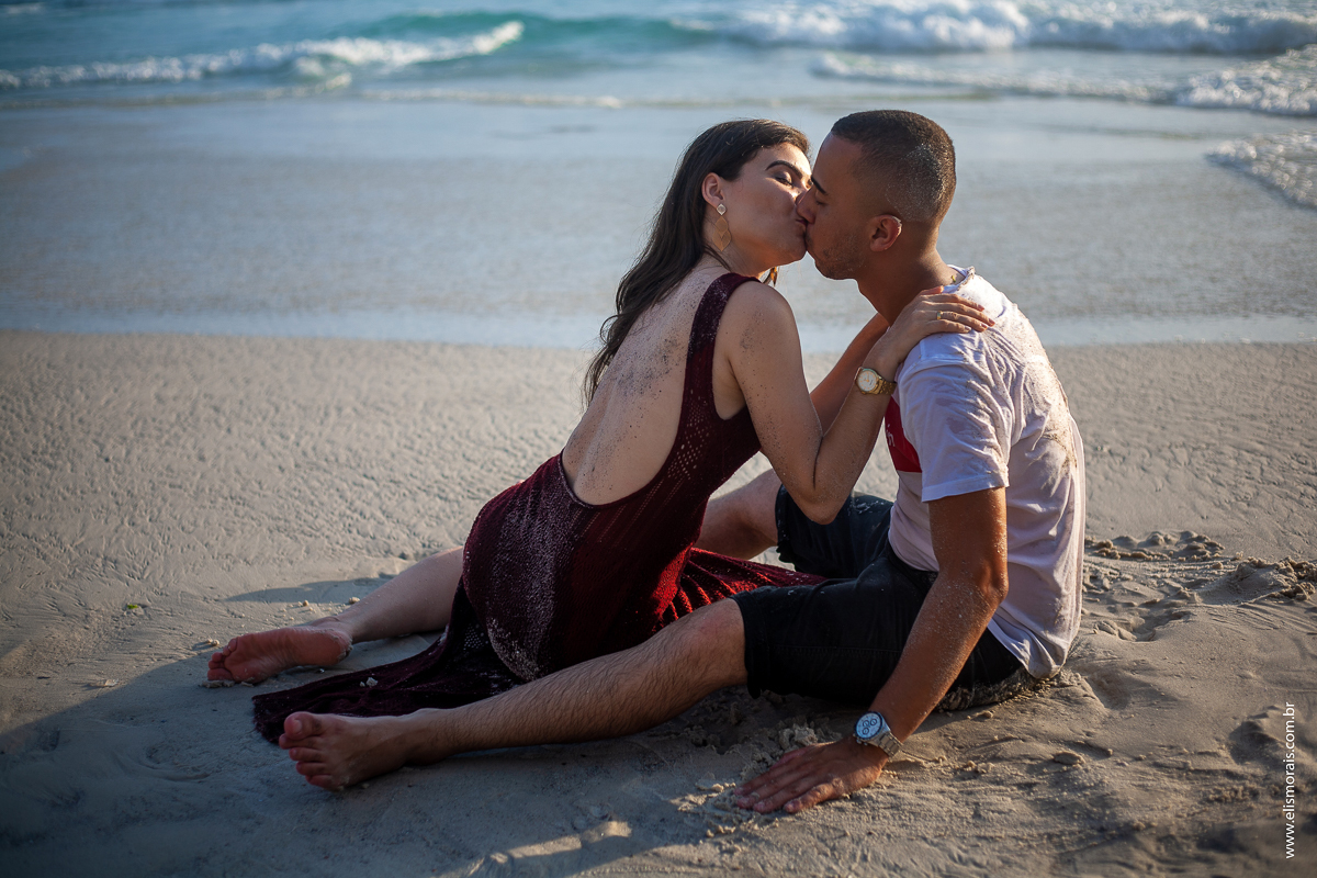 ensaio fotográfico de casal pré wedding na Praia Brava em Arraial do Cabo - RJ