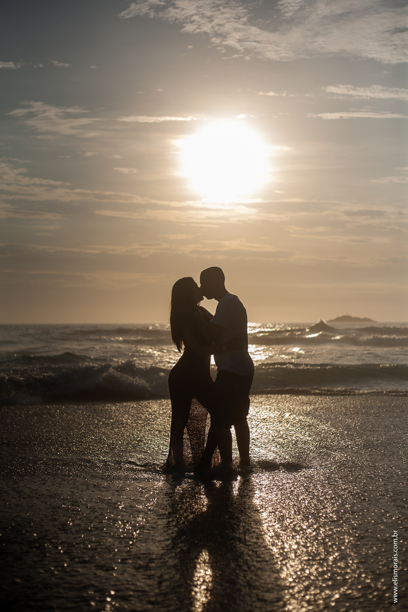 ensaio fotográfico de casal pré wedding na Praia Brava em Arraial do Cabo - RJ