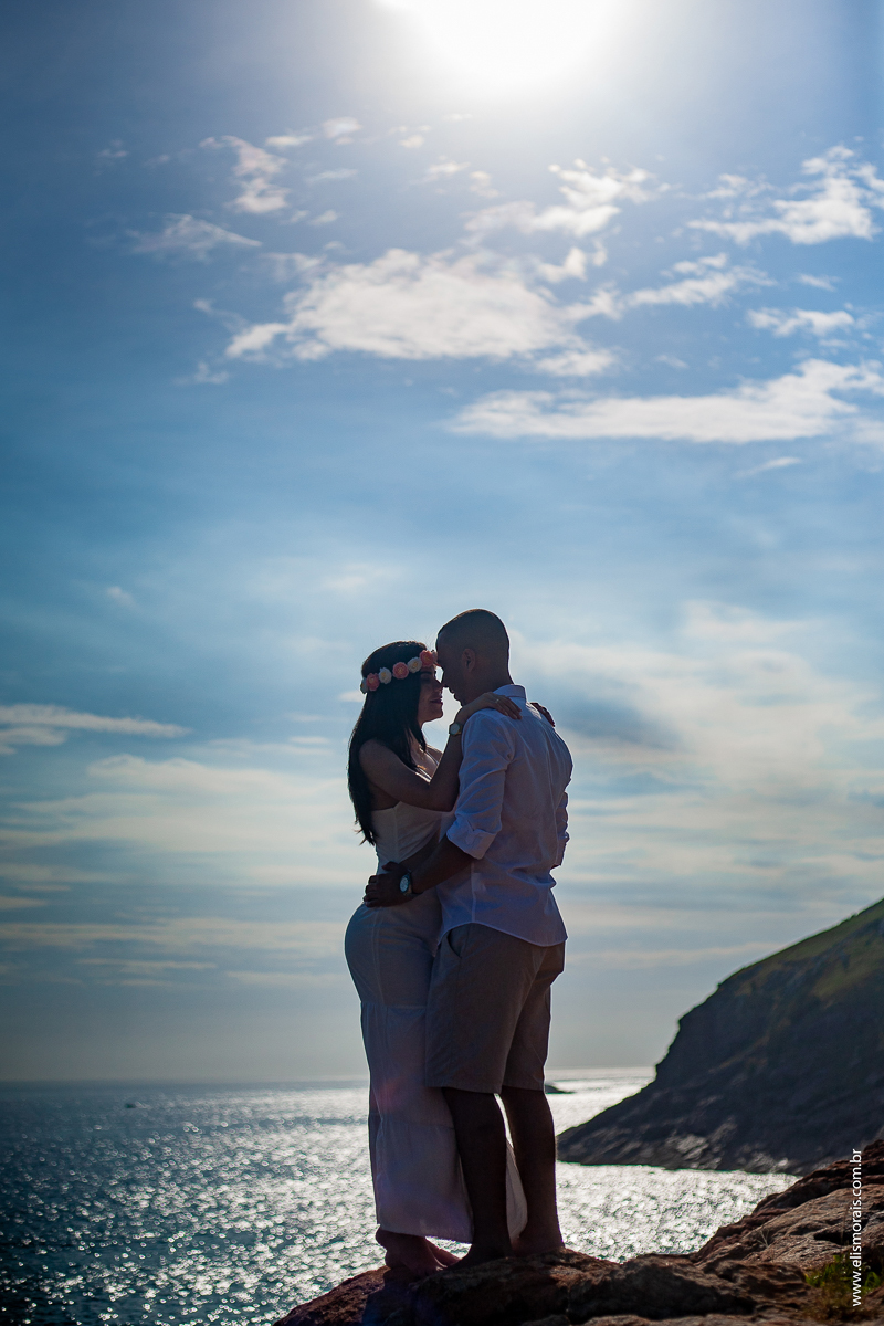 ensaio fotográfico de casal pré wedding na Praia Brava em Arraial do Cabo - RJ