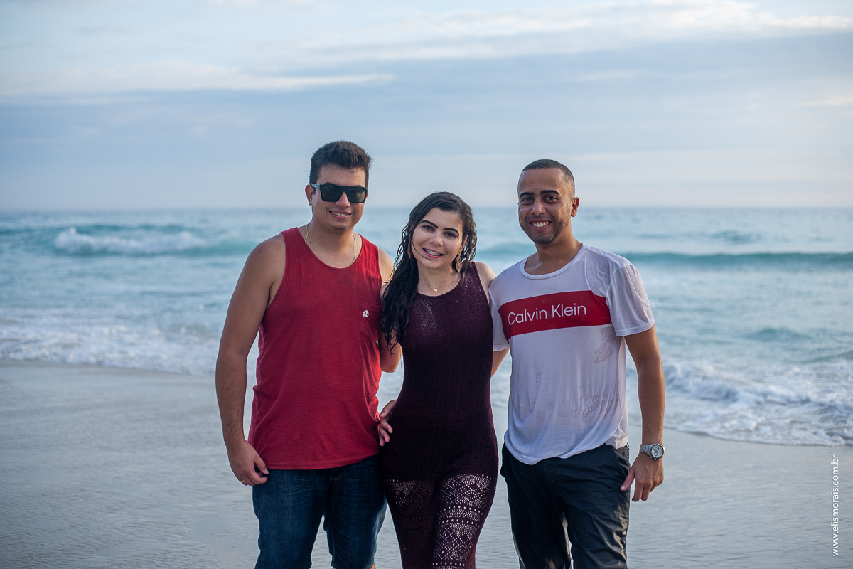 ensaio fotográfico de casal pré wedding na Praia Brava em Arraial do Cabo - RJ