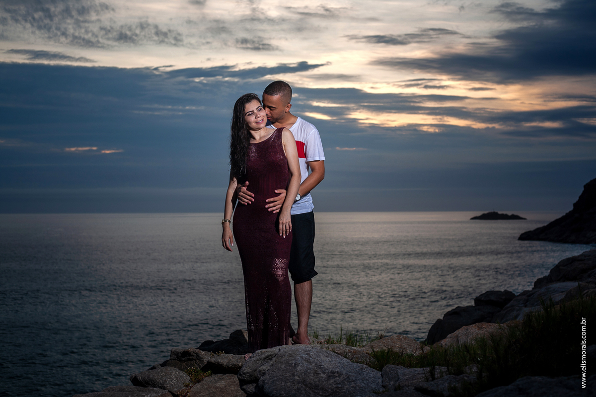 ensaio fotográfico de casal pré wedding na Praia Brava em Arraial do Cabo - RJ