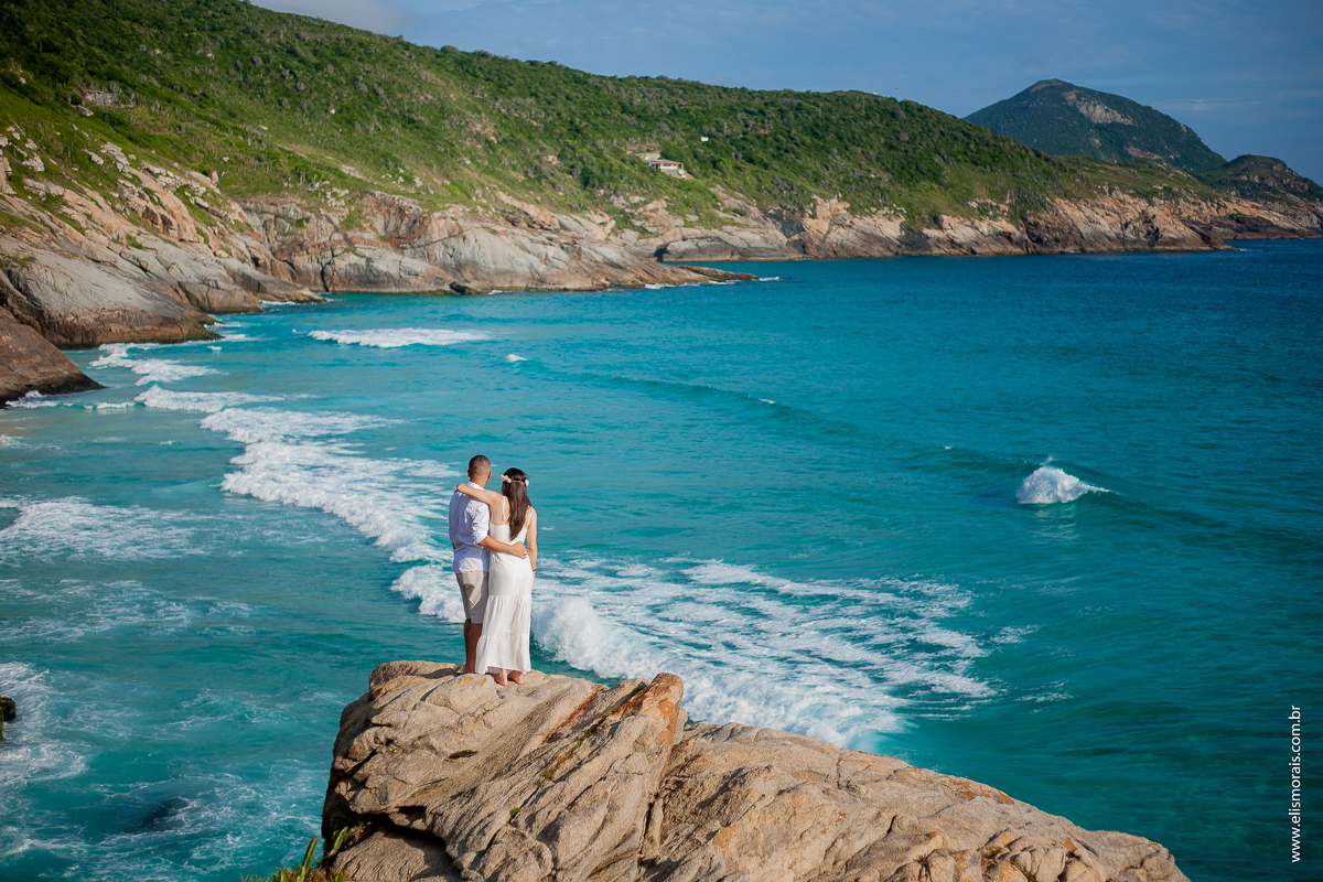 ensaio fotográfico de casal pré wedding na Praia Brava em Arraial do Cabo - RJ