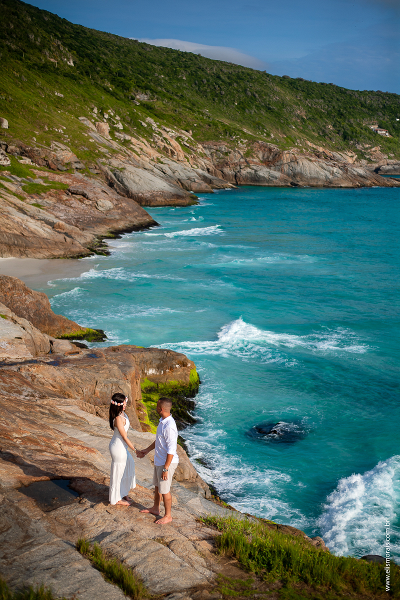 ensaio fotográfico de casal pré wedding na Praia Brava em Arraial do Cabo - RJ
