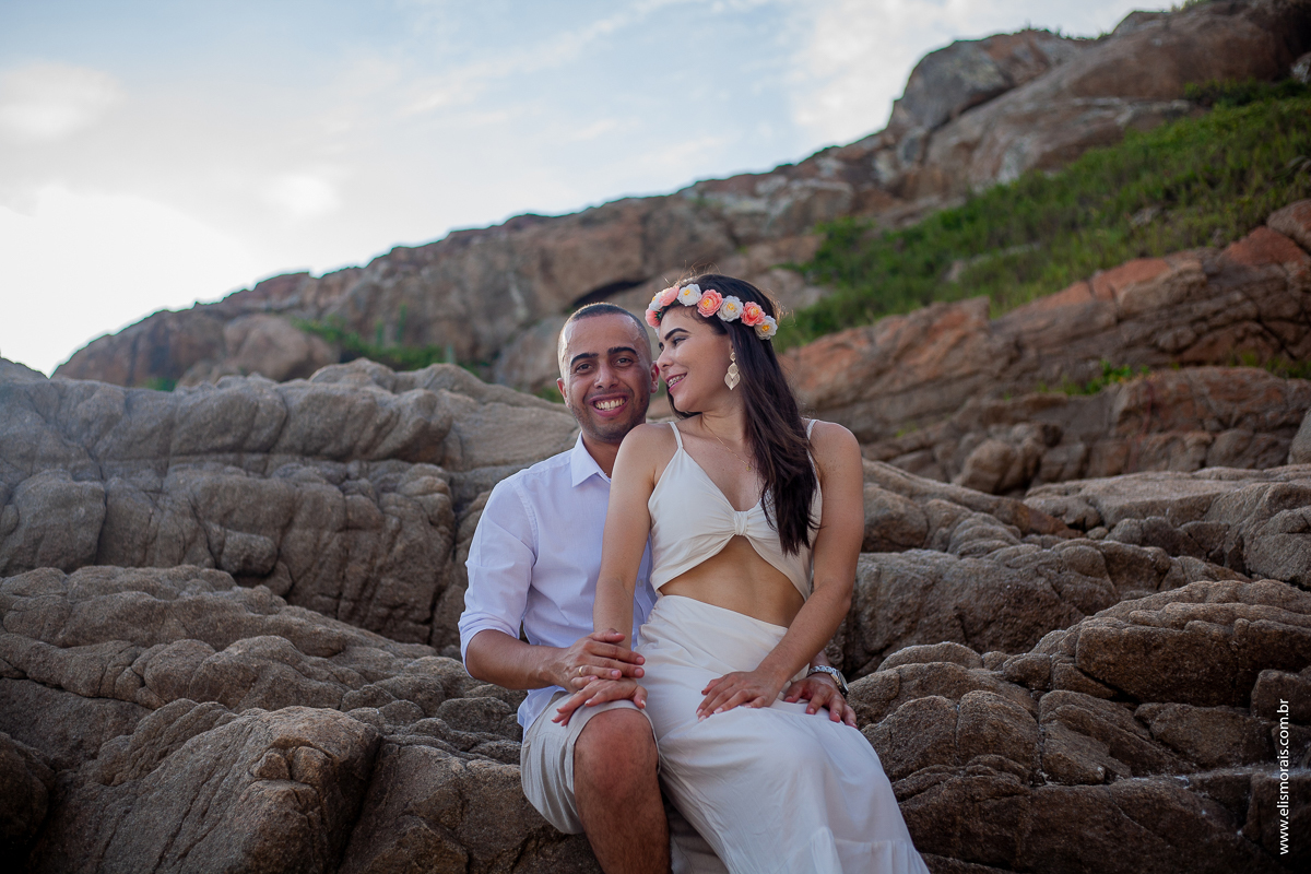 ensaio fotográfico de casal pré wedding na Praia Brava em Arraial do Cabo - RJ