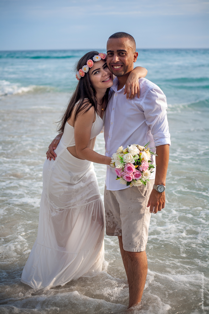 ensaio fotográfico de casal pré wedding na Praia Brava em Arraial do Cabo - RJ