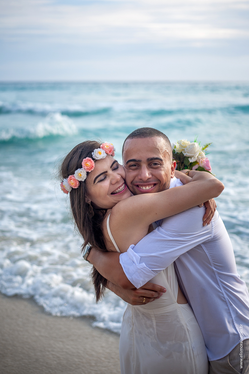 ensaio fotográfico de casal pré wedding na Praia Brava em Arraial do Cabo - RJ