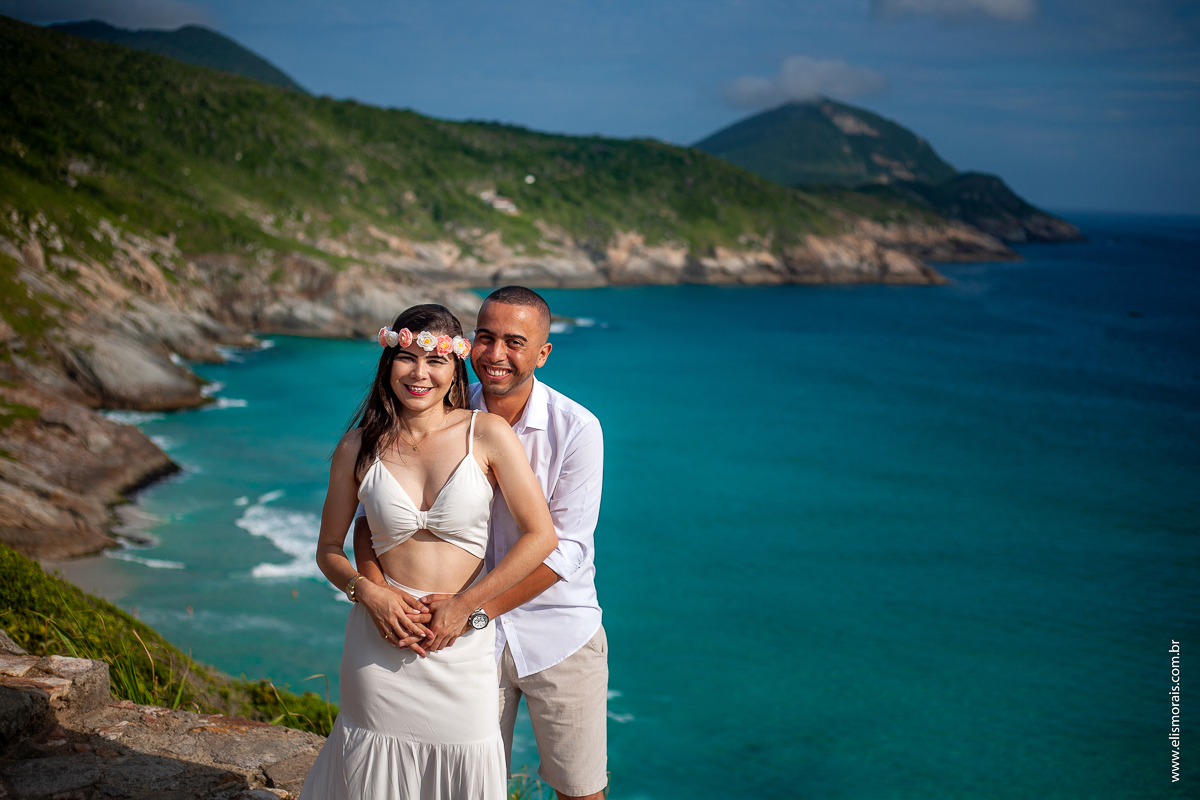 ensaio fotográfico de casal pré wedding na Praia Brava em Arraial do Cabo - RJ
