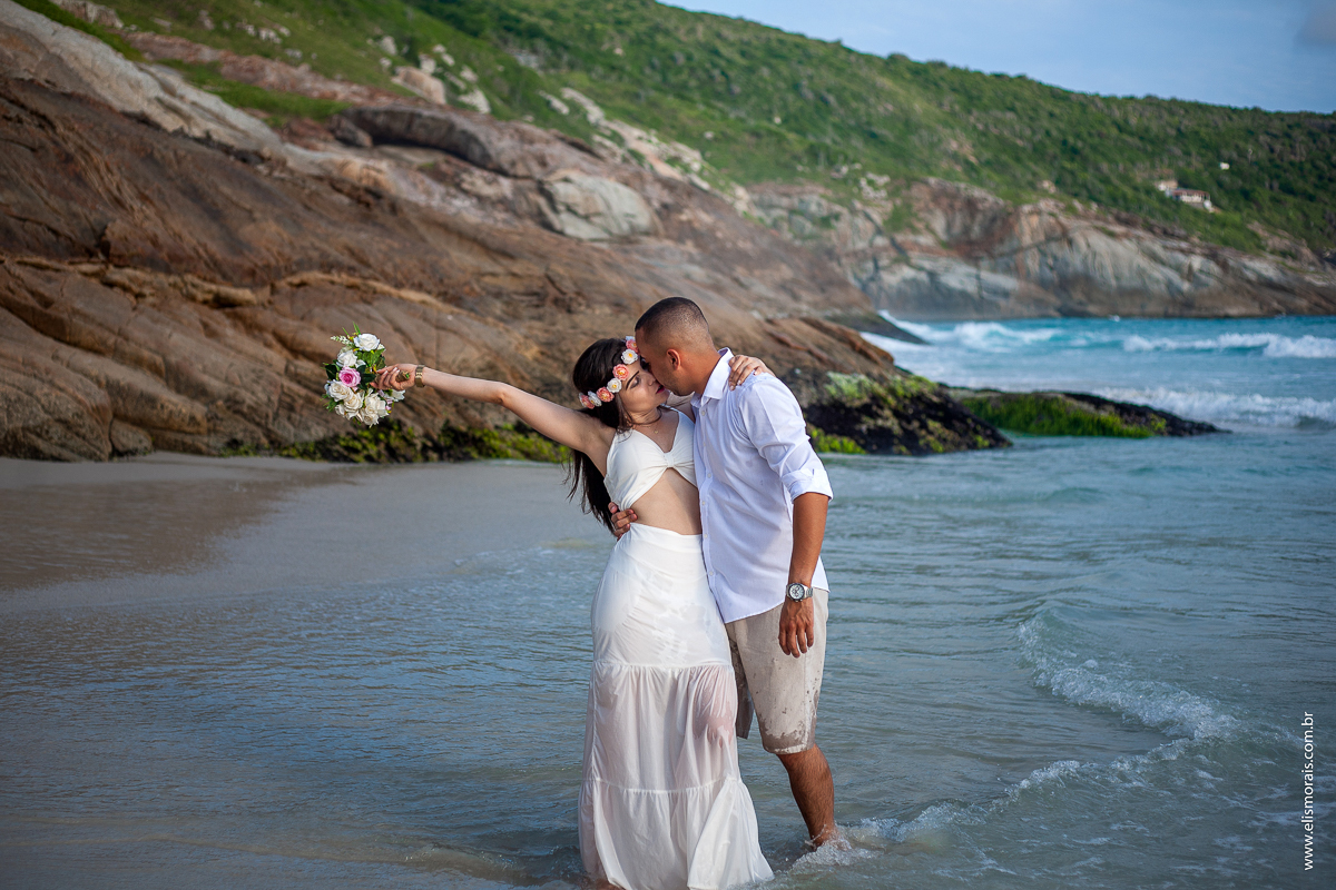 ensaio fotográfico de casal pré wedding na Praia Brava em Arraial do Cabo - RJ