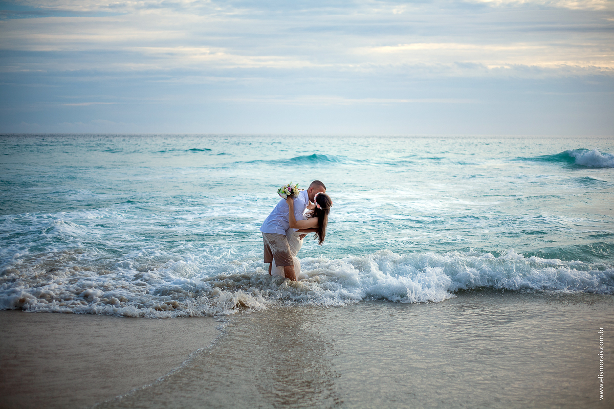 ensaio fotográfico de casal pré wedding na Praia Brava em Arraial do Cabo - RJ
