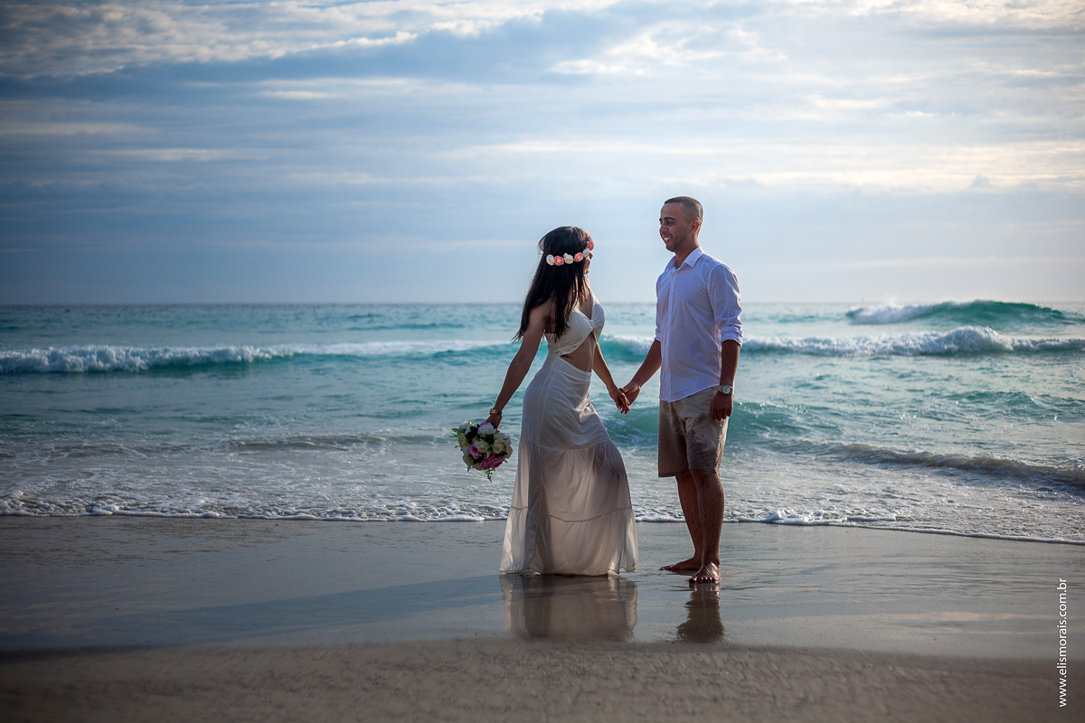 ensaio fotográfico de casal pré wedding na Praia Brava em Arraial do Cabo - RJ