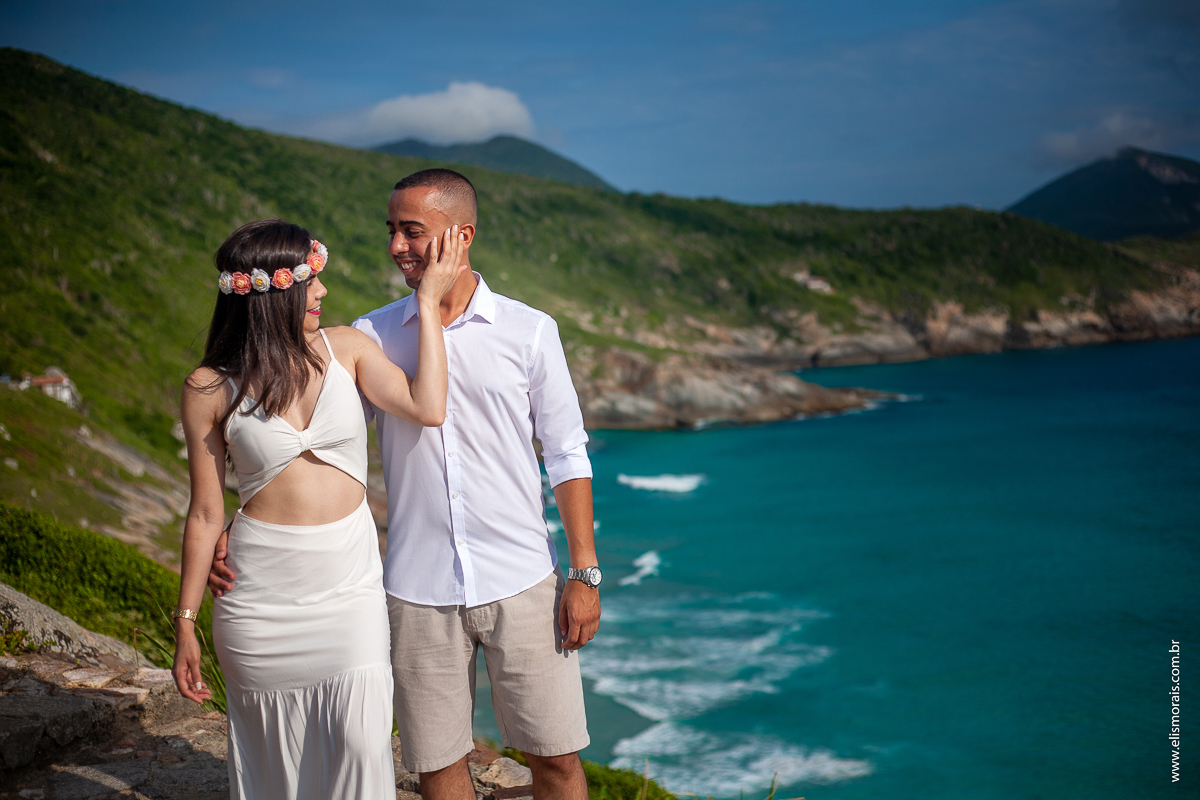 ensaio fotográfico de casal pré wedding na Praia Brava em Arraial do Cabo - RJ