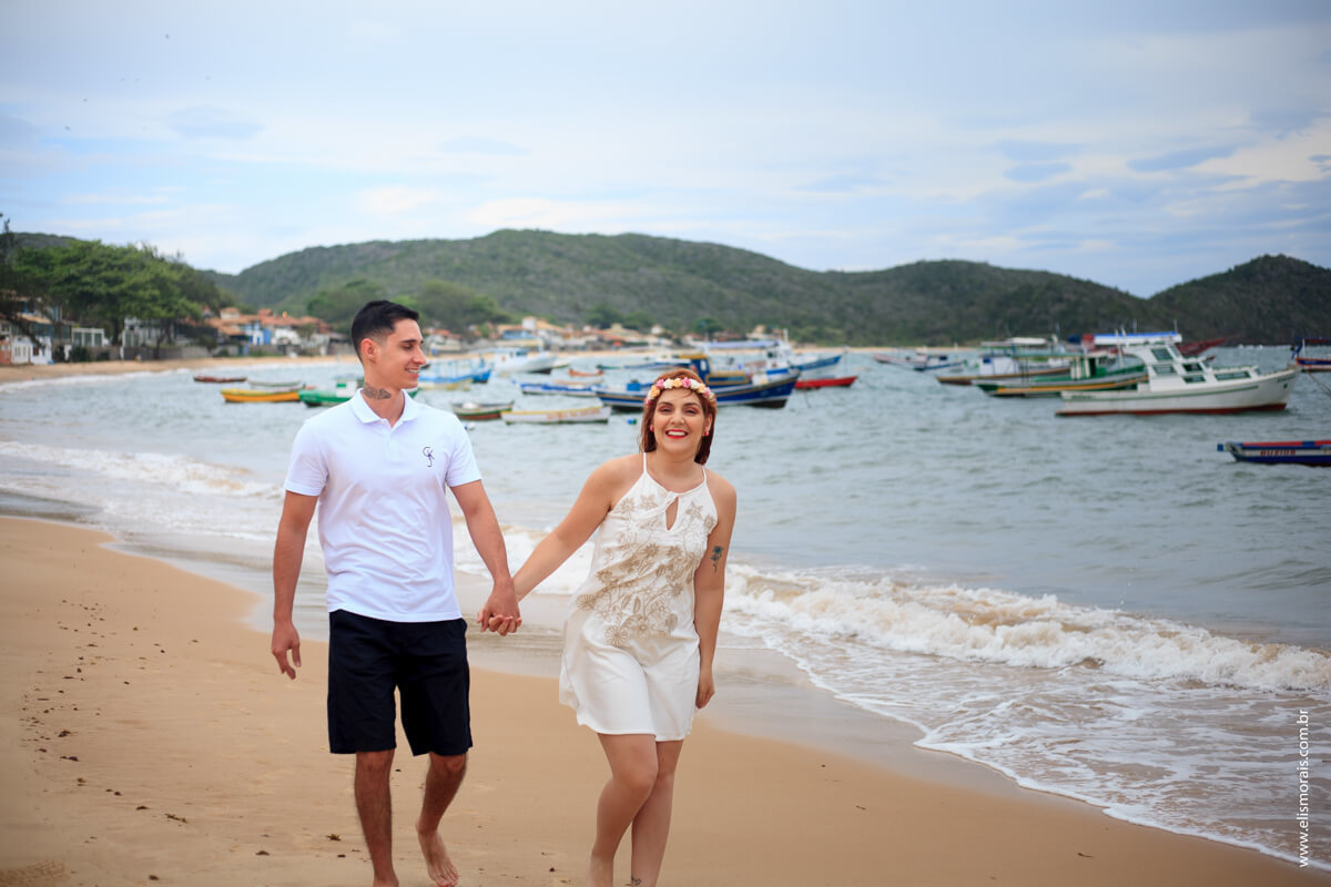 casal andando na praia Praia do Canto em Búzios