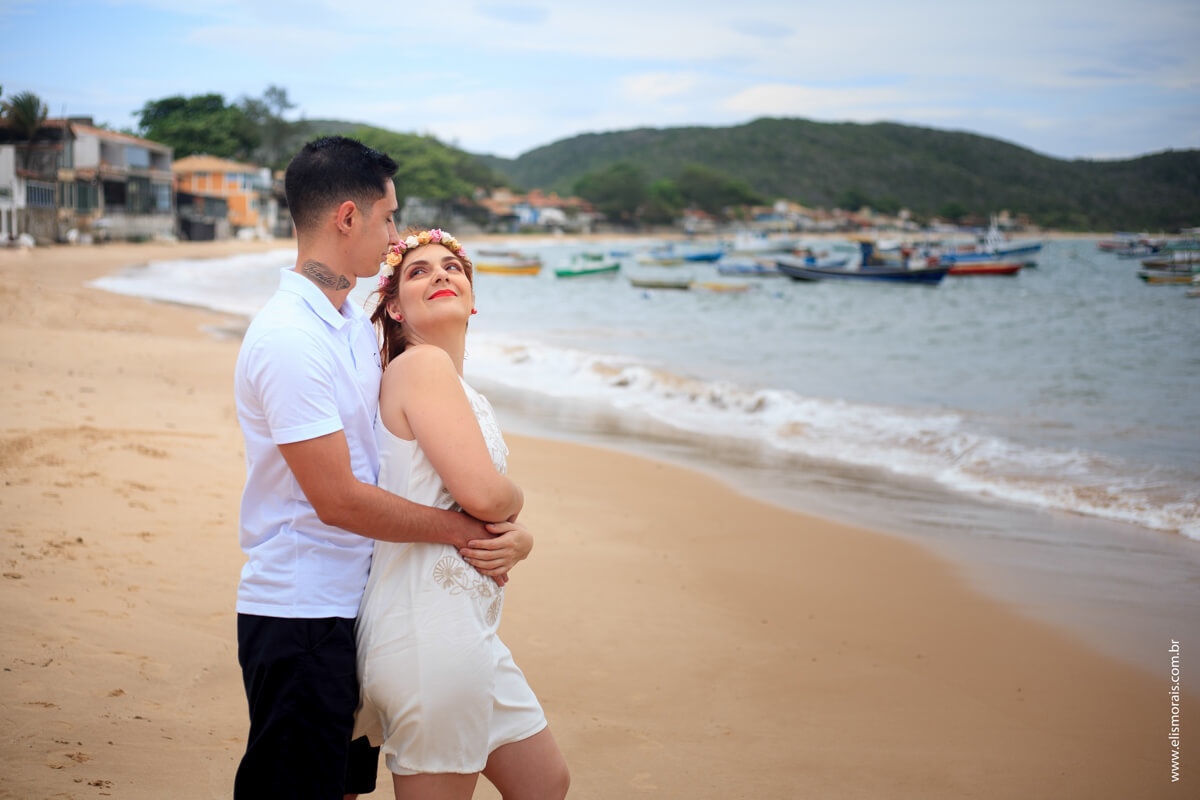 casal de olhando na Praia do Canto em Búzios