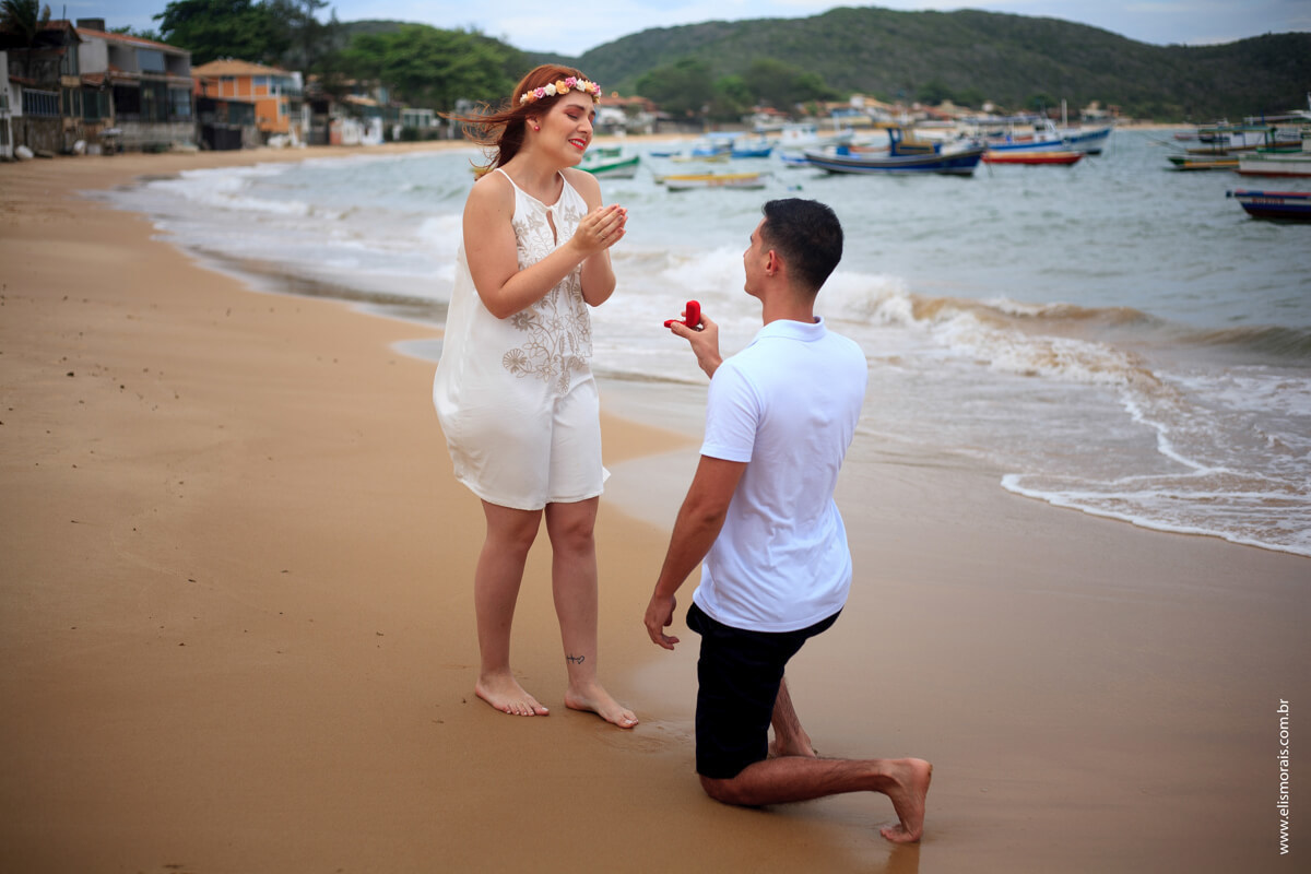 guilherme de joelhos pedindo noiva em casamento