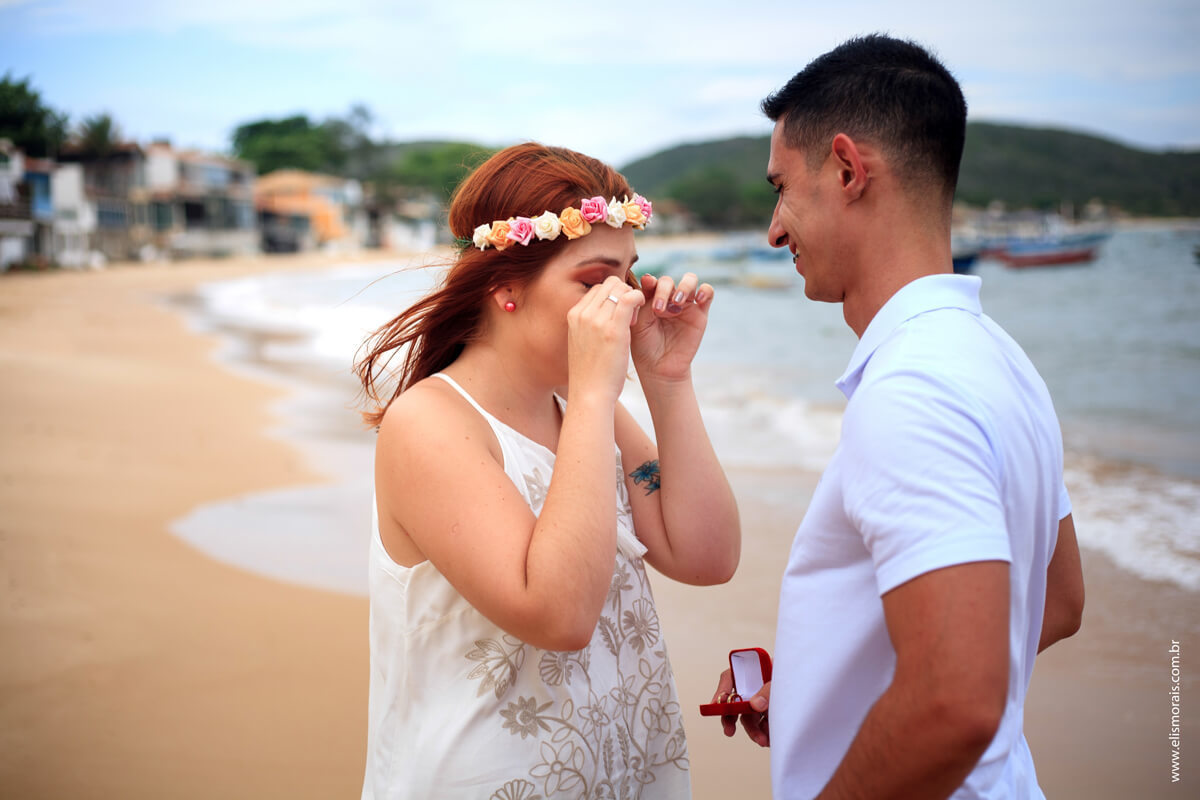 noiva emocionada ao ser pedida em casamento