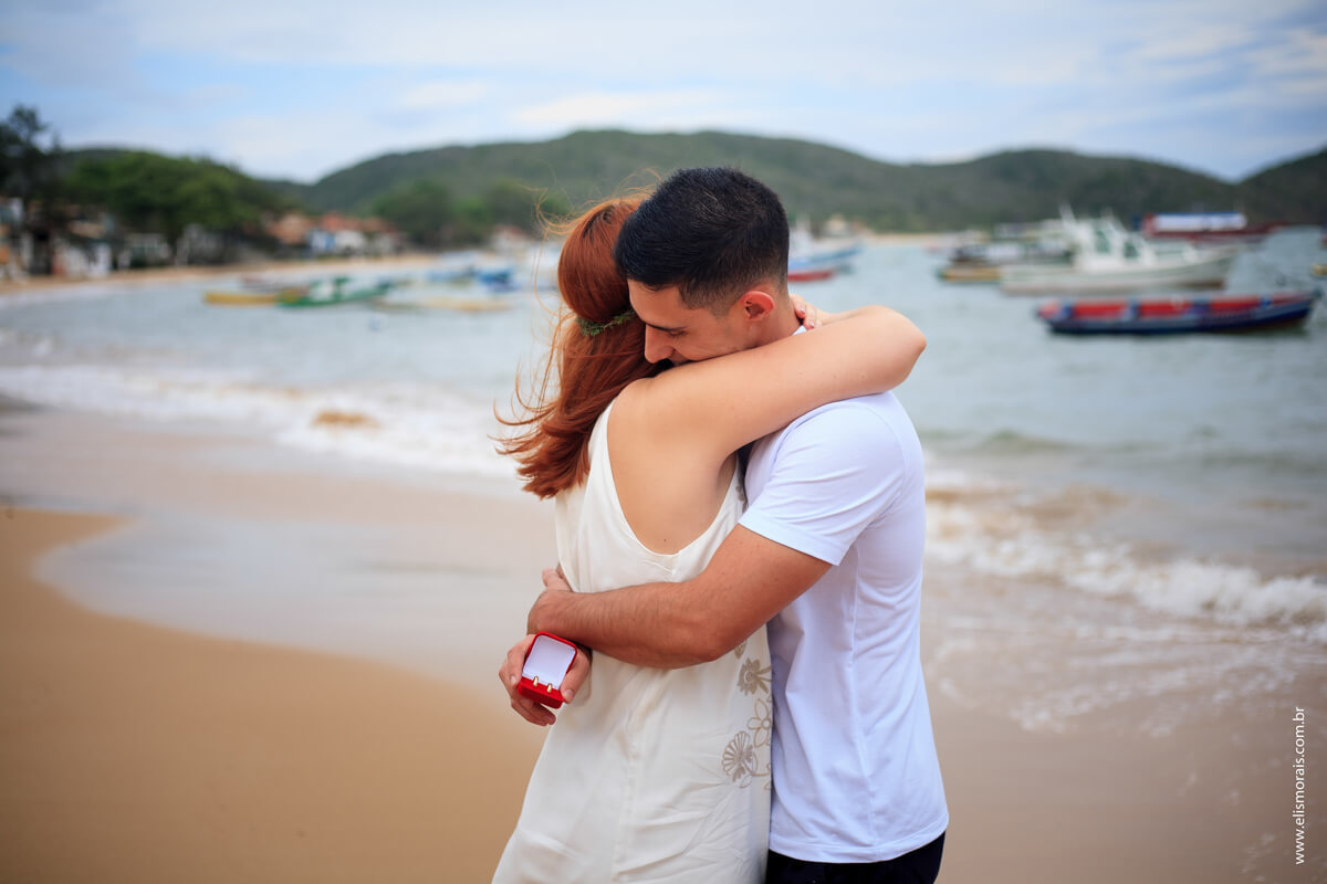 abraço carinhoso após pedido de casamento