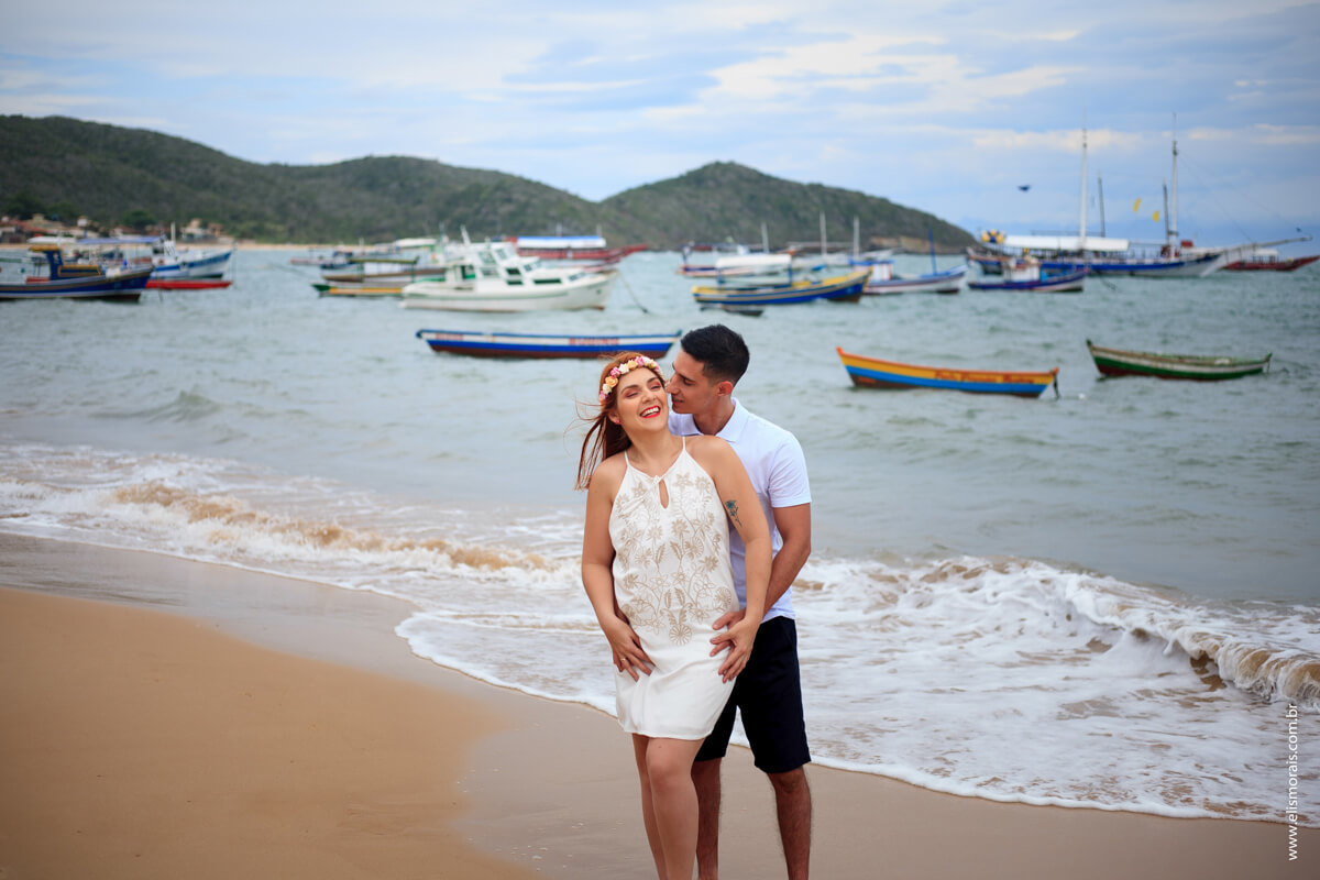 casal namorando na praia do canto