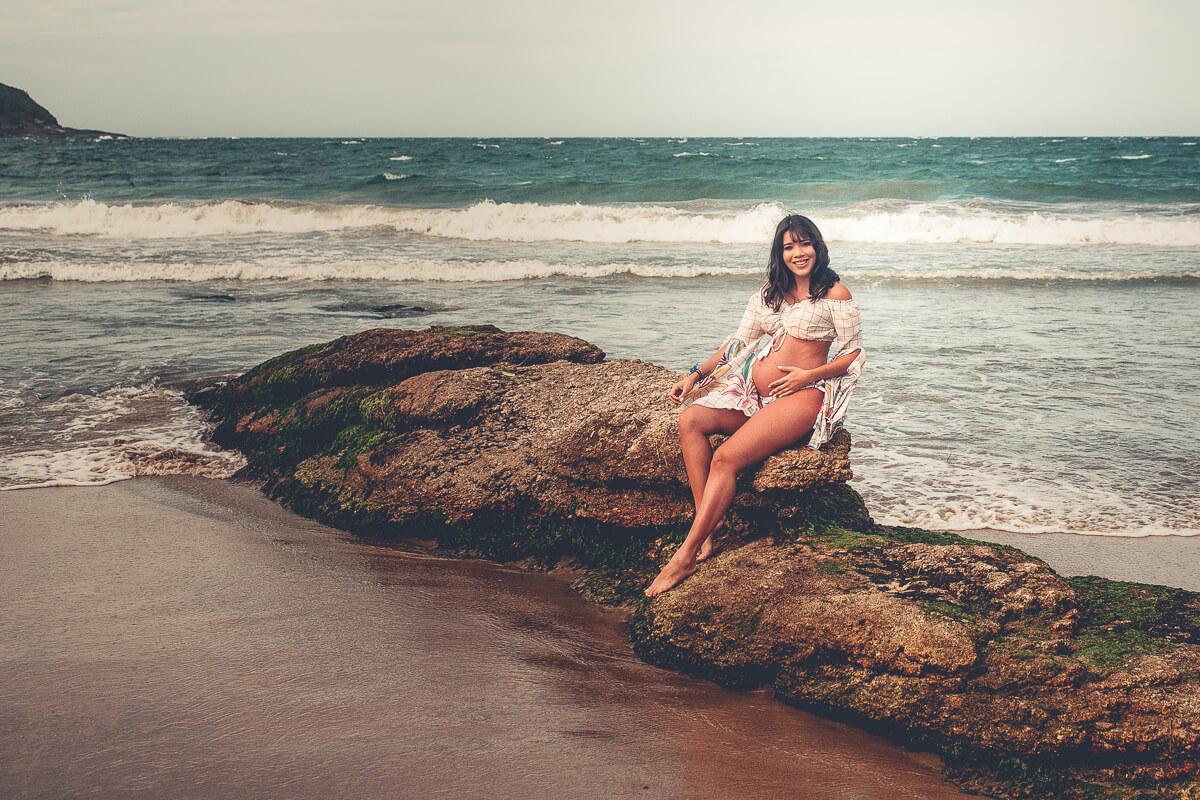 ensaio fotográfico gestante na Praia da Brava em Búzios - RJ
