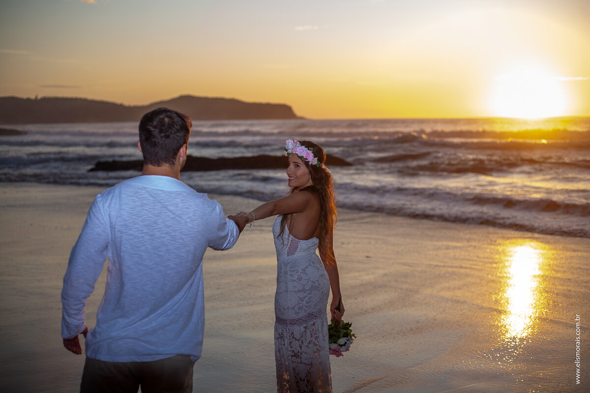 ensaio de casal ao nascer do sol em Búzios - RJ
