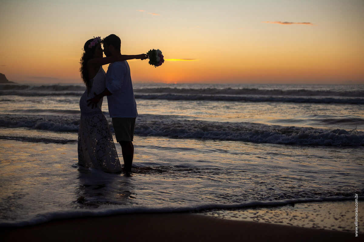ensaio fotográfico de casal ao nascer do sol na Praia de Tucuns em Búzios - RJ