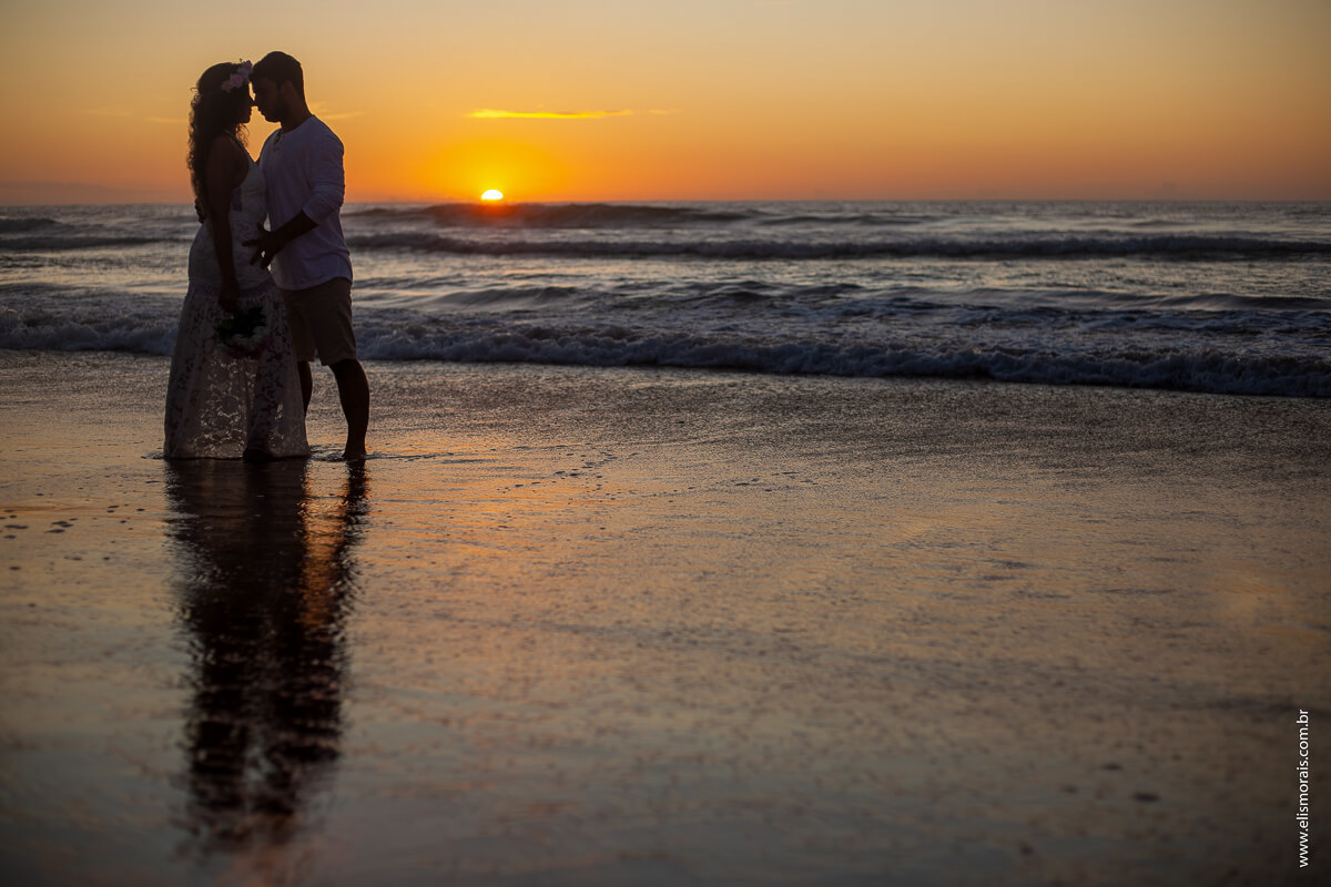 ensaio fotográfico de casal ao nascer do sol