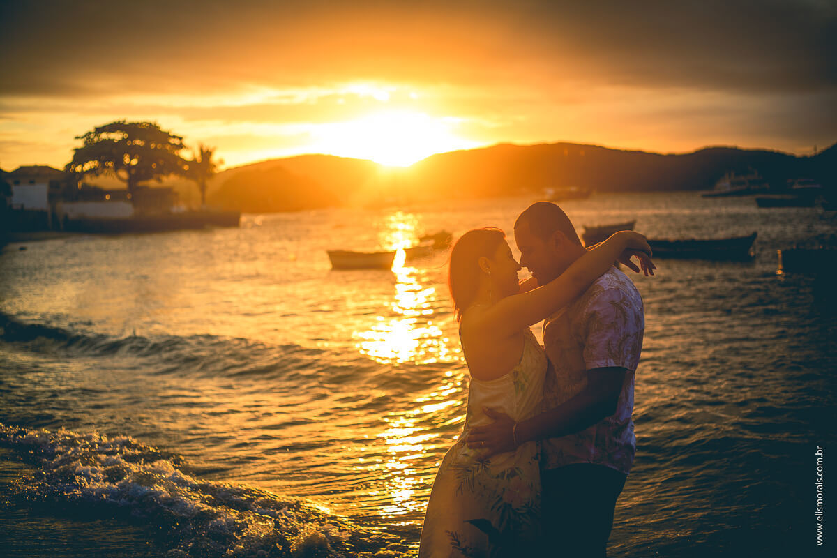 ensaio fotográfico de casal ao por do sol em Búzios - RJ