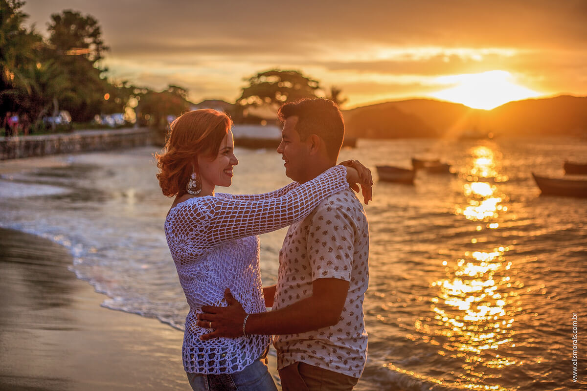 ensaio fotográfico de casal na ao por do sol em Búzios - RJ