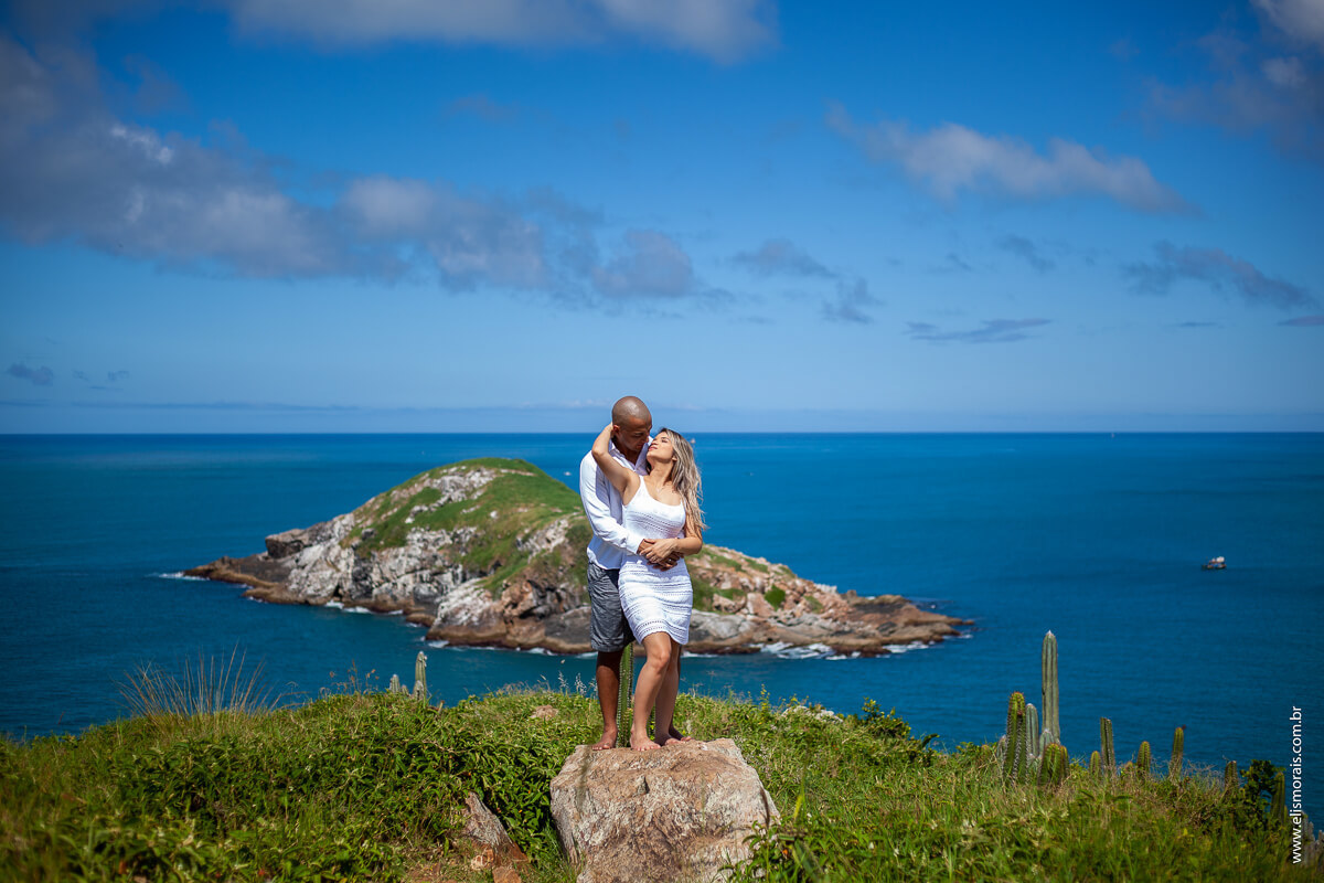 ensaio fotográfico de casal no Mirante da Praia Grande em Arraial do Cabo - RJ