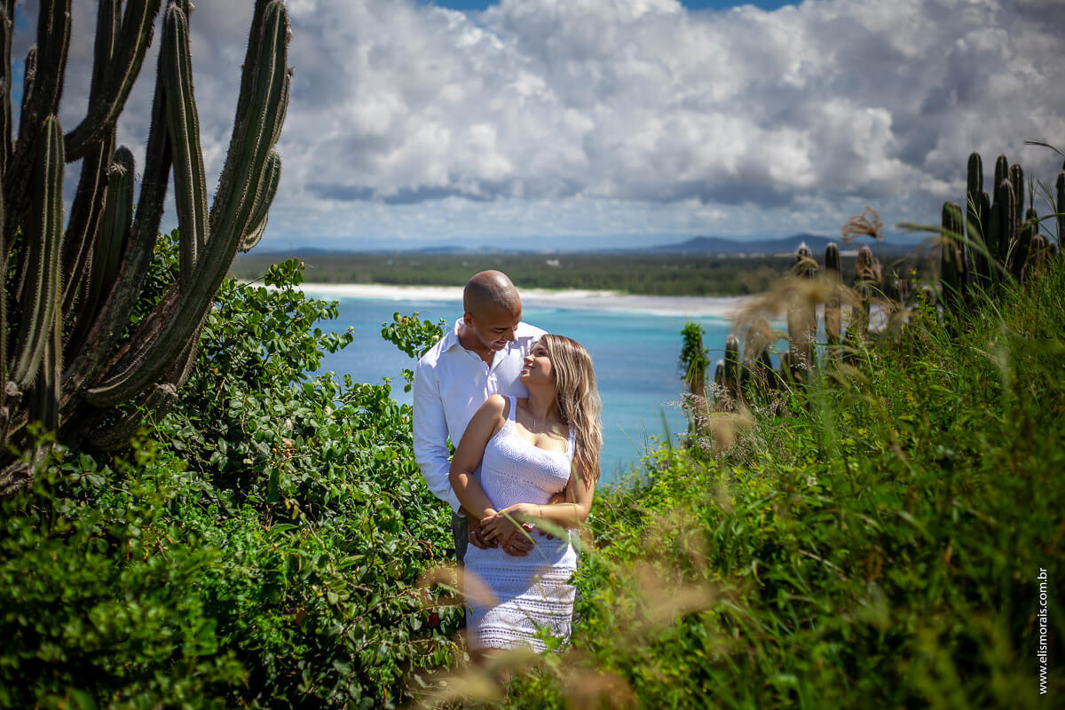 ensaio fotográfico de casal no Mirante da Praia ao lado do cactus Grande em Arraial do Cabo - RJ