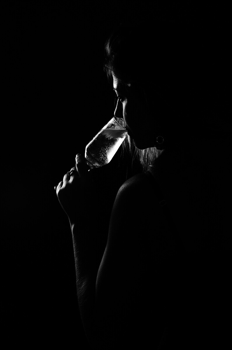 fotografia preto e branco ensaio fotográfico sensual feminino com espumante