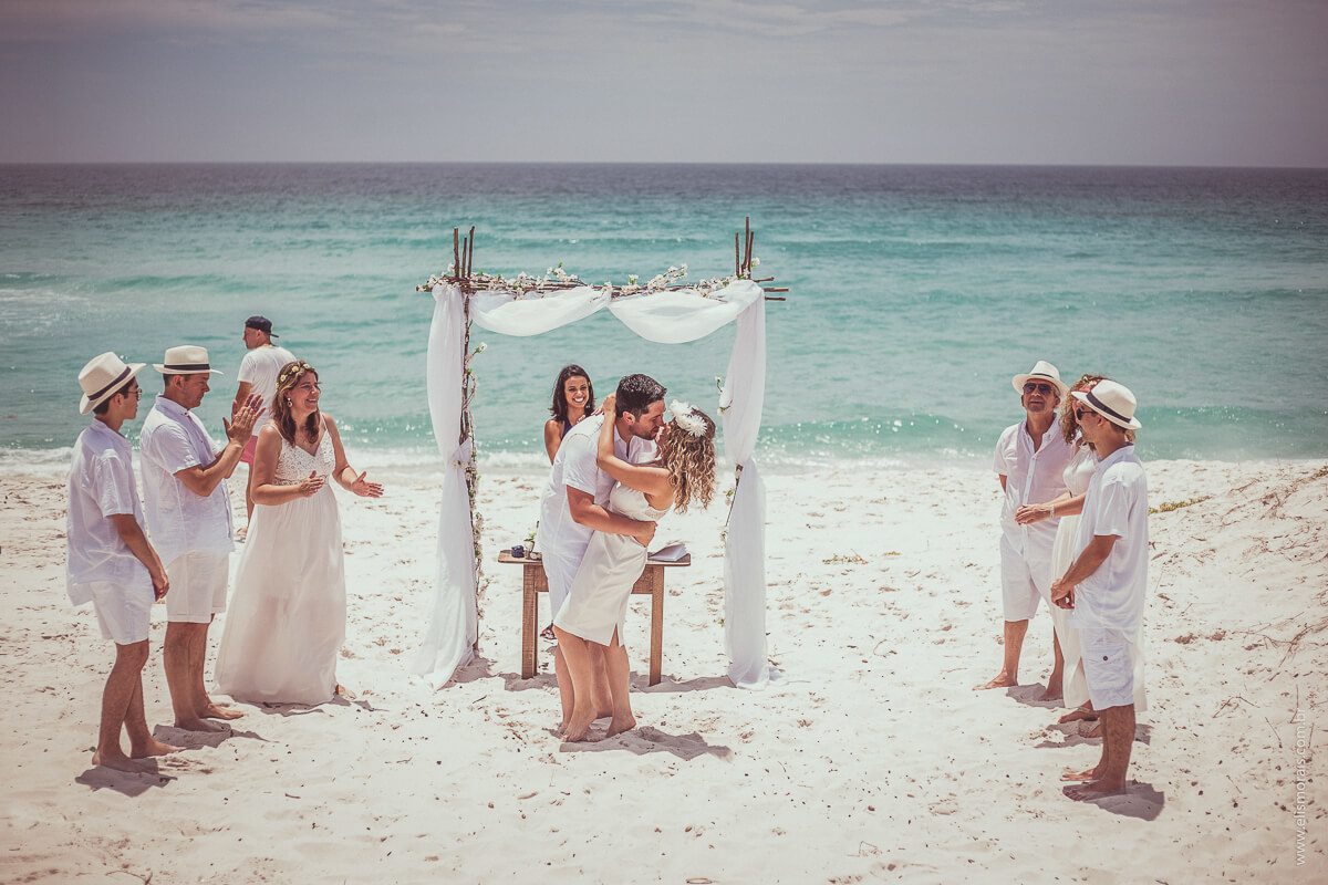 Elopement Wedding na Praia do Foguete em Cabo Frio - RJ. O beijo