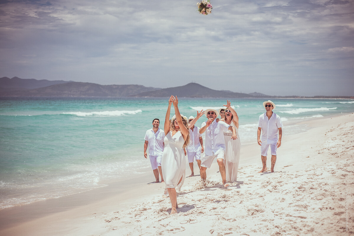 Elopement Wedding na Praia do Foguete em Cabo Frio - RJ. Noiva arremessando o Buquê aos convidados