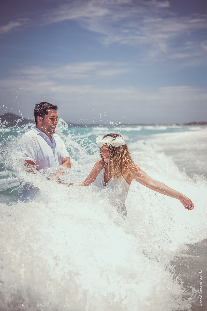 Elopement Wedding na Praia do Foguete em Cabo Frio - RJ. Casal se divertindo dentro da água