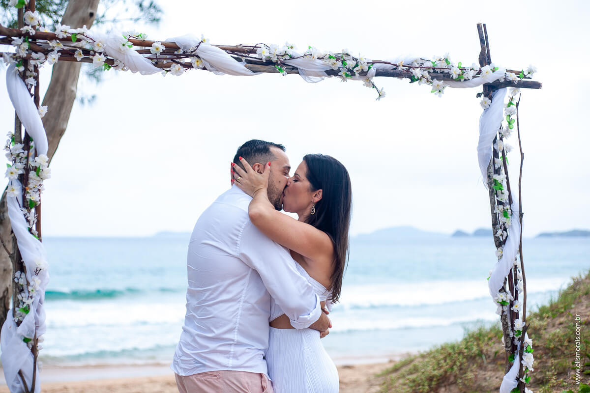 beijo dos noivos no Elopement Wedding, casamento a dois da Tamara e Vinicius na Praia de Tucuns em Búzios - RJ