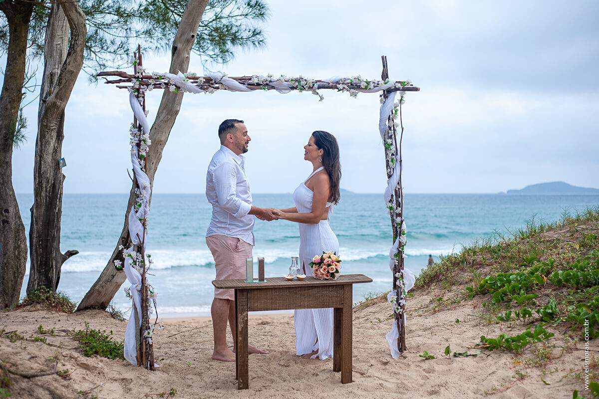 cerimônia Elopement Wedding, final de tarde na Praia de Tucuns em Búzios - RJ 