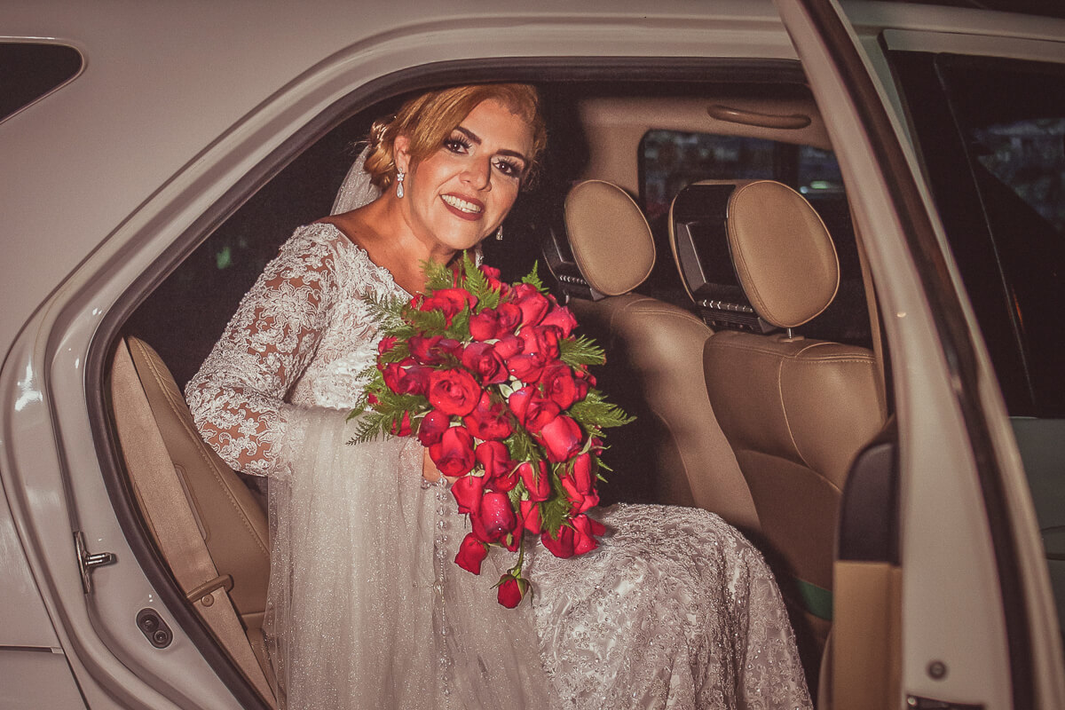 noiva saindo do carro , casamento na Igreja Matriz Santa Rita de Cássia em Búzios - RJ