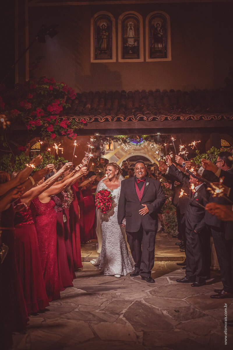 saída dos noivos da igreja , casamento na Igreja Matriz Santa Rita de Cássia em Búzios - RJ