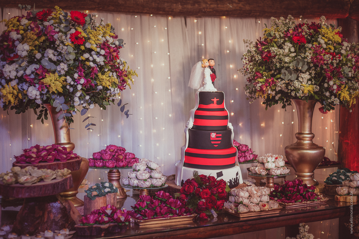 bolo e decoração de casamento da festa de casamento da Poliana e Eugênio realizada no Geribá Tennis Park em Búzios - RJ 