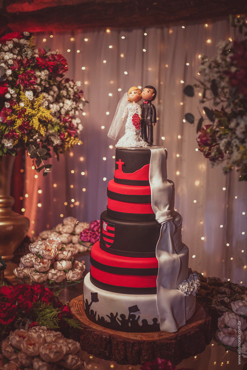 bolo de casamento temático nas rubro negra em homenagem aos torcedores do Flamengo, festa de casamento da Poliana e Eugênio realizada no Geribá Tennis Park em Búzios - RJ 