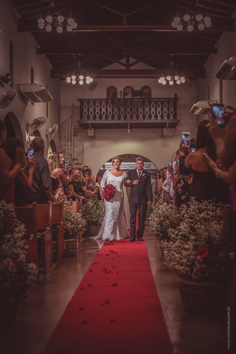 entrada da noiva, casamento na Igreja Matriz Santa Rita de Cássia em Búzios - RJ